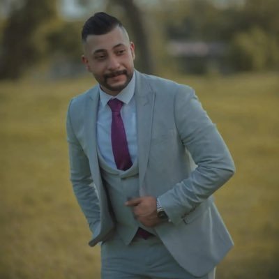 ناقد سياسي ورأيي يمثلني انت غير ملزم به بتباعه ولكن احترم اراء الاخرين اختلافنا بالاراء لا يعني العداء