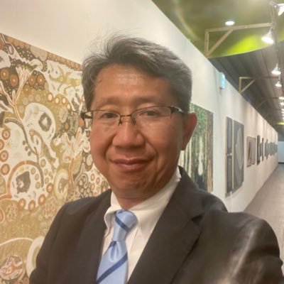 横浜市会議員(自民党、戸塚区、5期) 社会福祉法人誠幸会理事長。神奈川県立光陵高校→上智大学外国語学部英語学科→三菱銀行→ナショナルウエストミンスター銀行→ドレスナー銀行→米シラキュース大学修士課程→米マイクロストラテジー勤務。 評価士(日本評価学会認定)、防災士(日本防災士機構認定)