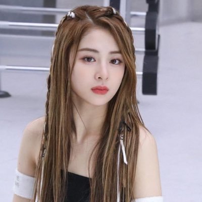 huuuuuhyunjin's profile picture. I loveee le sserafim, ive, shuvee