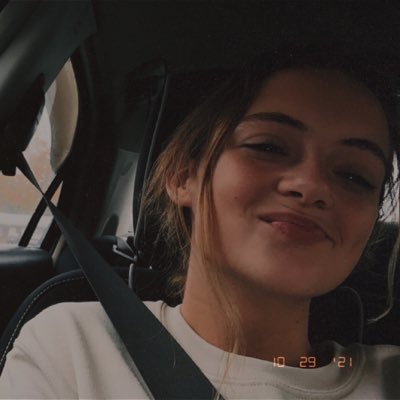 karitroyer04's profile picture. escape the ordinary✨