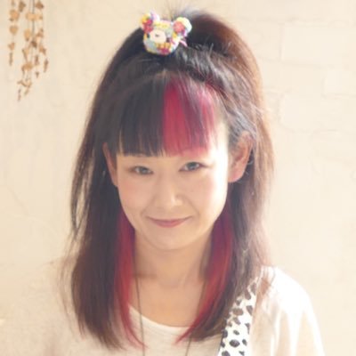 theeKnee(ニー)っていうアナログ☆ディスコユニットやってます!!作詞作曲をして大阪中心にベースを弾きながら歌ってます☆ 2017.秋 ベルリンへストリートライブ、2019.8 ベルリン-パリへヨーロッパツアー(修行)に行きました!好きなものは豆とかカレーとか星とか月とか妖精とかいろいろ。