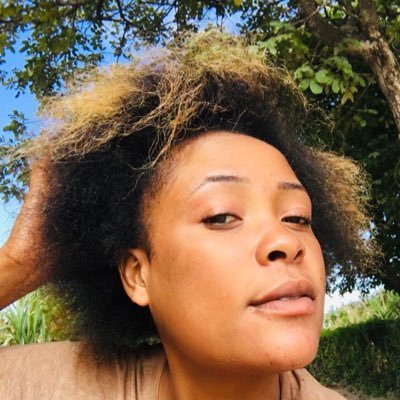 Debbiekang97's profile picture. Reading books and listening to music