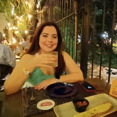 Comunicadora Social con Especialización en Mercadeo.