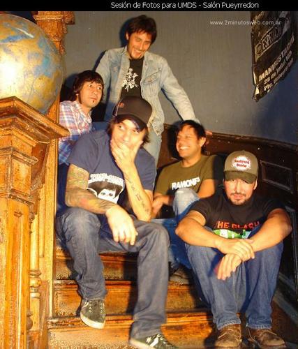 2 Minutos es una banda punk rock originaria de Argentina, formada en el sur del Gran Buenos Aires, específicamente en Valentín Alsina, Lanus.