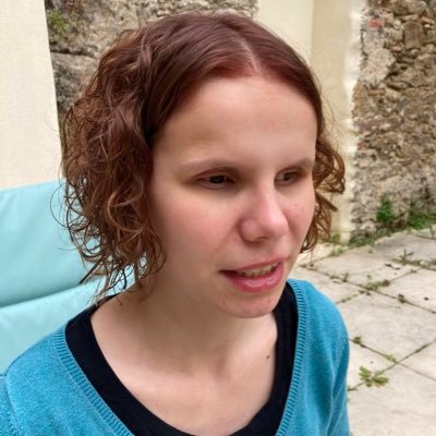 A dreamy and wandering blind singer/voice actress/writter who just wants to create stories that will reach you. fr/eng
