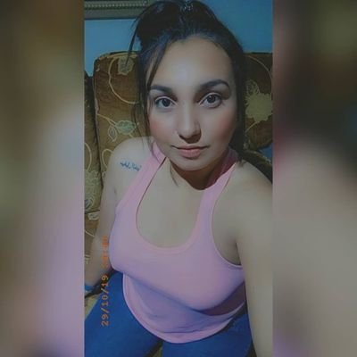 Me encanta la salsa💃🏻,La fotografía 📸 digan whisky!!! película favorita, me before you ( créeme Clark soy un virgen del molahonkey)🐝 una risa muy peculiar.