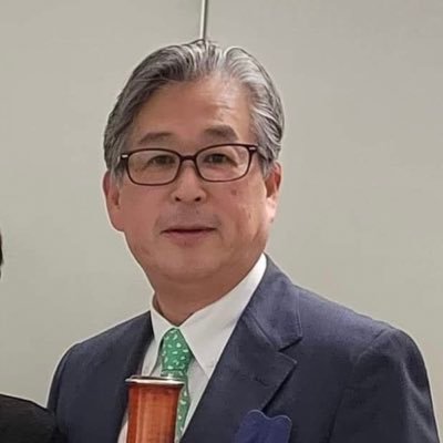 ラクーンバスーンリード研究所 所長兼主任研究員。アマチュア・バスーン、コントラバスーン奏者。元スタインウェイ・ジャパン株式会社代表取締役社長。元セイコー株式会社駐中国首席代表。元台湾服部海外股分有限公司董事長兼総経理。
