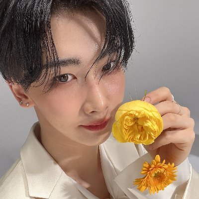 This is an account just for VERIVERY because they're my favorite 💖 베리베리의 말을 알아듣기 위해 한국어 배우고 있어요 😁