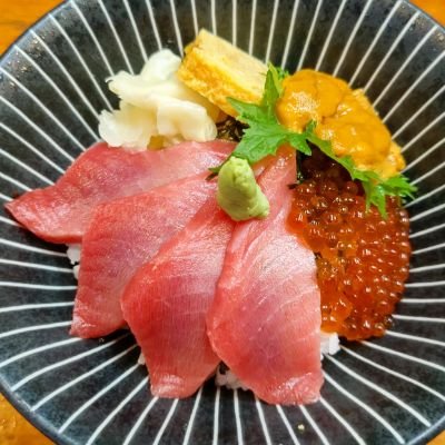 築地に来たら海鮮丼！海鮮問屋 #つきじかんの です✨新大橋通り沿い、築地場外市場もんぜき通り内に2店舗。マグロ・いくら・ウニの【三種盛丼】が看板🎶
テイクアウト対応🙆インスタもやってます！
営業時間:4:30~16:30(予告なく変更する場合有)