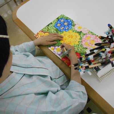 HuVH07dUDFjIldd's profile picture. 花と絵を描くことが大好きです。/現在、水彩画を描いています。/嵯峨芸油絵短大卒。/20代の時、少女漫画家を目指していました。/紆余曲折ありましたが今は、私の描く花があなたの心に咲き続ける花になりますように…これからも描いていきます。/脊髄損傷による障害あり。/四肢麻痺/