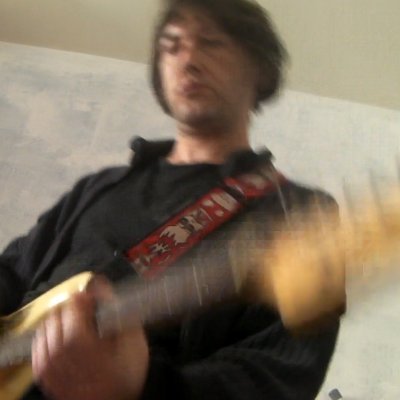 mauvais guitariste faisant de la musique de merde sur du matos pourri. #rock #LFI #giletjaune 
