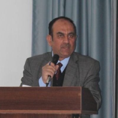 شاعر وناقد وأكاديمي  اردني
أستاذ مساعد