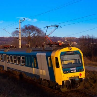 J'apprécie fortement les trains in the UK, le serveur A4L sur Arma 3 sans pouvoir y jouer et Galshi Revolution. Lycéenne. Class 465 forever, et 802 213 aussi.