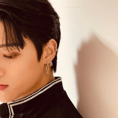 MichZe19's profile picture. Kpoplover