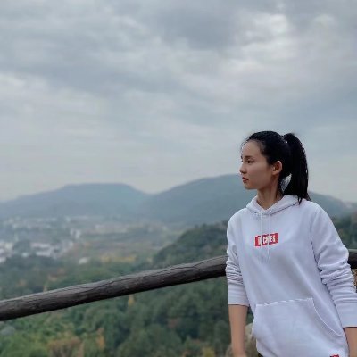 Don't be surprised by the humiliation, watch the flowers bloom and fall in front of the court, and have no intention of leaving or staying, looking at the sky o
