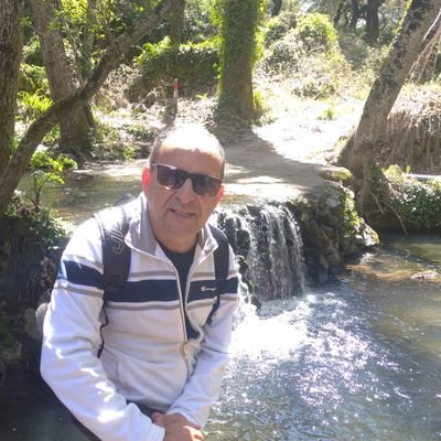 Profesor, jubilado y llevo los colores verdiblancos en mi corazón y un enamorado d la vida.