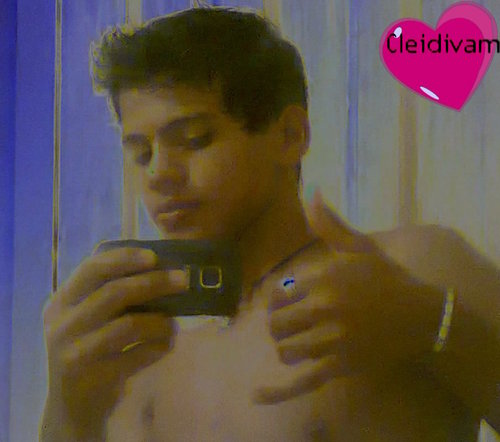 sou foda,mais nao so isso,sou serio,mais sou jente boa,quem me segue eu sigo tanbem,vlw