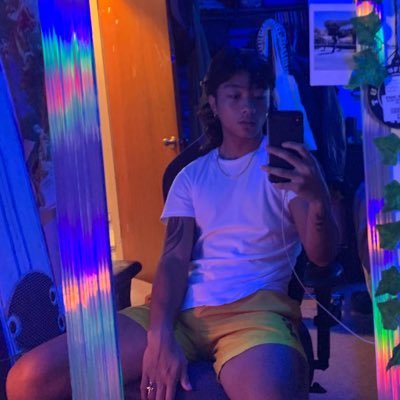 I’m like a nacho cheese Dorito but instead of being a nacho cheese dorito I’m just reallllly queer