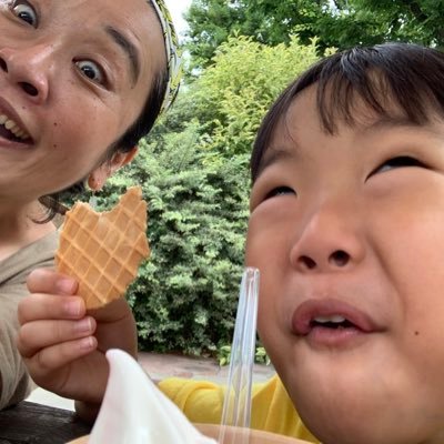 小児がん患児家族(小児脳腫脳腫瘍/松果体部混合性胚細胞腫瘍)/二児の母/あはき師副院長。一般社団法人みんなのレモネードの会代表理事。関連書籍『ぼくはチョココロネやさん』『ぼくはレモネードやさん』(生活の医療社)。トイプードルやオカルトも好き。楽しく気持ちよく呟きたい。