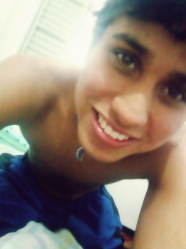 17 anos, São paulino, Chato, Ciumento, Romântico, Carinhoso, Guitarrista - n  .. Segui ai, sou legal ;D