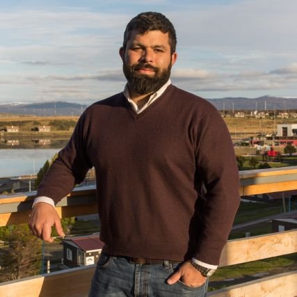 oyolajuanmanuel's profile picture. Fueguino. Lic. en ciencia política. Lector de historia, teoría política y Batman. Jugador de rugby. escuchador serial de Johnny Cash