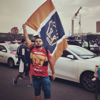 Amante de @pumasmx y el futbol, chelas y whisky lo acompañan, bailarín y decadente, la buena música.... Pura Vida!!!