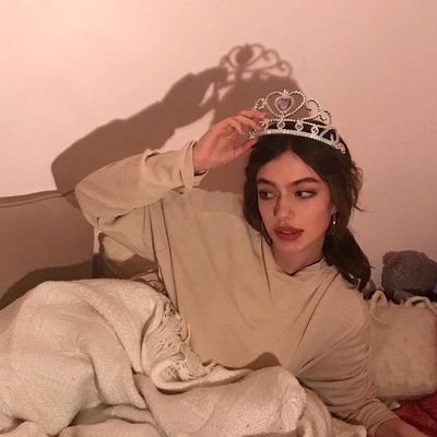 pwettiestby's profile picture. magic comes in pieces✨