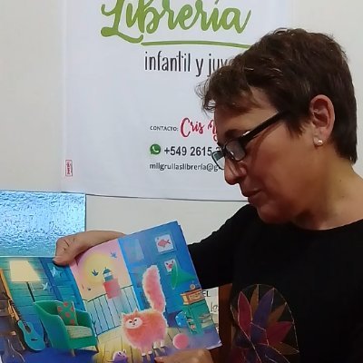 Tengo una librería #LIJ @MilGrullasLIJ. Trabajo en Empresa Constructora. Vine aquí por libros, vinos, cine y me quedé.