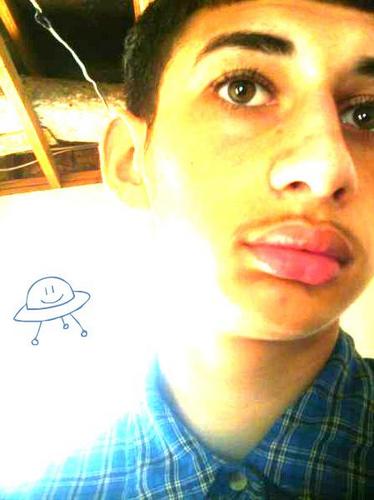 Name'kevinn'16 yearz-young'partyy♥'soccer♥'music♥'meet new ppl♥'txtn♥'#teamfollowback♥'add mee' http://t.co/IlpkJzx2Sb