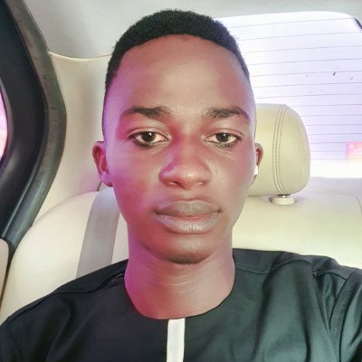 Je suis guinéen, 🇧🇴🇧🇴et
footballeur, j'évolue à l'attaque.