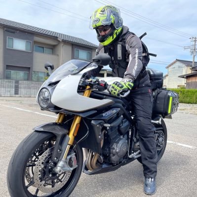 最近ROM専と化してる気がするTriumph Speed Triple 1200 RR乗りの東京の腰巾着県キッズだよ バイク乗りと繋がる気はないけどフォロー・ファボはありがとね❤️
