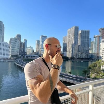 houlsify's profile picture. 🔴Hustlers University member🔴

17 years old🎊

Trying to make a life for myself🔝

https://t.co/VjnvQawmX9