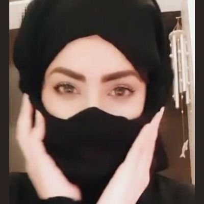 مـن لـآ يمـتـلك ... الـثـقــة يـرآهـا عـندَ الـآخـريـن... غُـــرور ! 😉