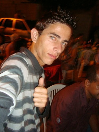 Sou apenas um garoto de 18 anos aprocura de ser alguem melhor.