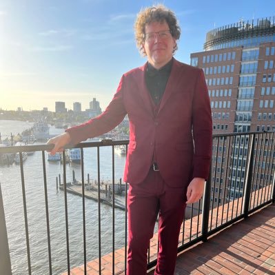 Geestelijk verzorger Alliade gehandicaptenzorg. Dominee. Getrouwd, 2 kids, pianist, schaken, bier brouwen, Kamado. Satire en fanatiek automobilist.