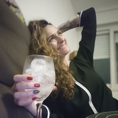 Bernardi_Carol's profile picture. Me procurei a vida inteira e não me achei — pelo que fui salvo (Manoel de Barros)