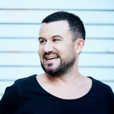 estebanhowell's profile picture. Un curioso que se topó con la Música, el Diseño, el Yo, el Nosotros, el Amor, el In, el Out, y algunas necesidades básicas como Procrastinar en redes sociales.