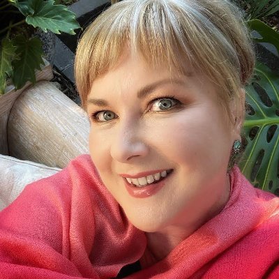 MerrynPyper's profile picture. Lost creative, finding her Renaissance.