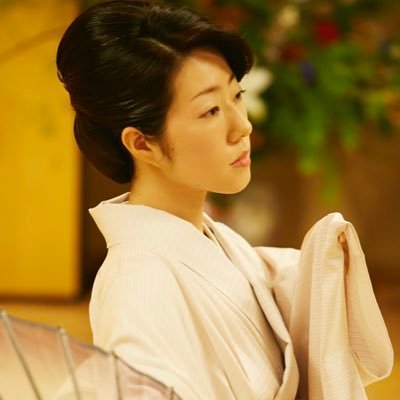 日本舞踊家。上方舞山村流師範。東京・大阪・オンラインにてお稽古。ご体験・ご入門、イベント出演依頼はお気軽にお問い合わせください。本名・堀口初音として、著書に『上方伝統芸能あんない』（創元社）、『決定版！魔法の「15分着つけ」』（プレジデント社）ほか。