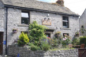 Comfortable accommodation with all the conveniences of the 21st century in a 14th century cruck cottage with huge original oak timbers that ooze history.