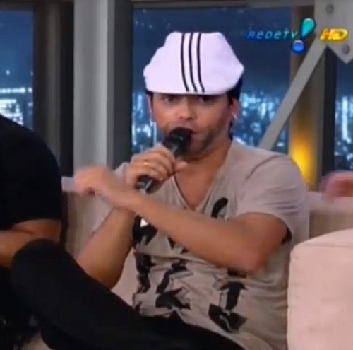 Peidei e sai correndo, pau no cu de quem ta lendo. Músicas cantada no programa em meus favoritos. O twitter com as frases mais nojentas. =s