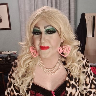 Cross-dresser, heavy make-up, Wigs, False eyelashes, all things feminine. Sub sissy who needs a mistress. I don't do findom or paypig stuff.