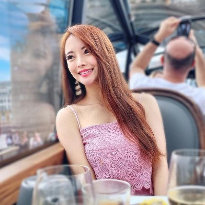 I am a girl who is naturally emotional and rational. On the road of growth, I combine the two organically, fully enjoying the happiness in the process of doing