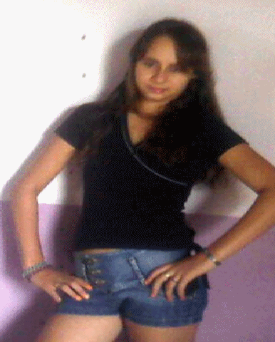 Gsto d pssoas q me abraçam sem eu pedir,,que me escutam qnd eu quero conversar, que me fazem sorrir com os motivos mais bestas do mundo..