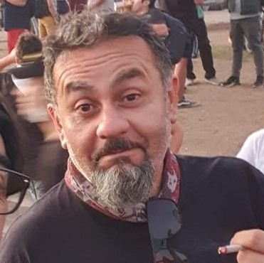 Soy de izquierda, pero no quiero ser Cuba ni Venezuela. Siempre veo el vaso medio lleno. Soy crítico pero con argumentos. Quiero un mejor país para mis hijas.