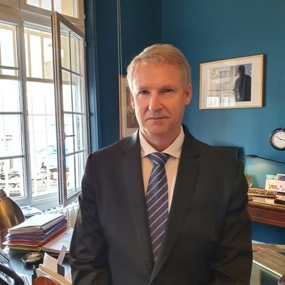 Directeur des prisons de Fresnes. 
Ministère de la justice, 
Administration Pénitentiaire depuis 1988. 
Ces tweets n'engagent que moi.