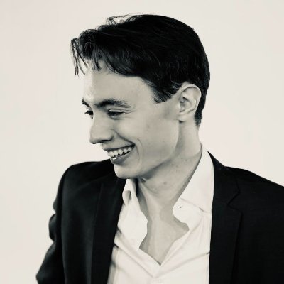 Finansreporter framför kameran i Investor Studios som kanske tweetar något ibland