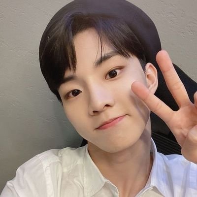 changminhrs's profile picture. ꒰ LUV archive for → #규
                                                                       ma only. 1 𔘓 hand holder ₍🐿₎