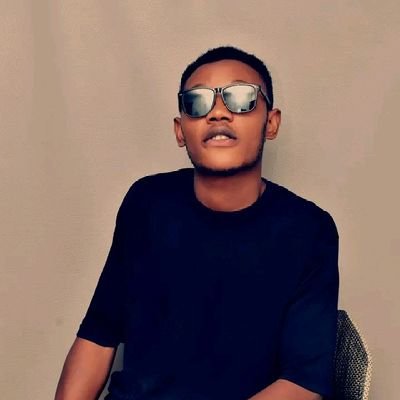 realbustle's profile picture. A singer and a song writer