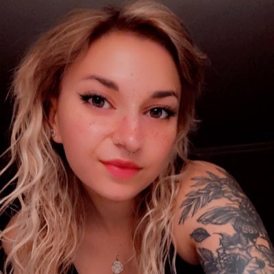 keep your feet on the ground when your head’s in the clouds 🤟🏼 she/they 🌸🔮🦋